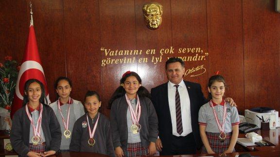 Kötekli Salih Zeki Gür Ortaokulu Oryantring Küçükler Kız Takımı Müdürümüzü Makamında ziyaret ettiler.