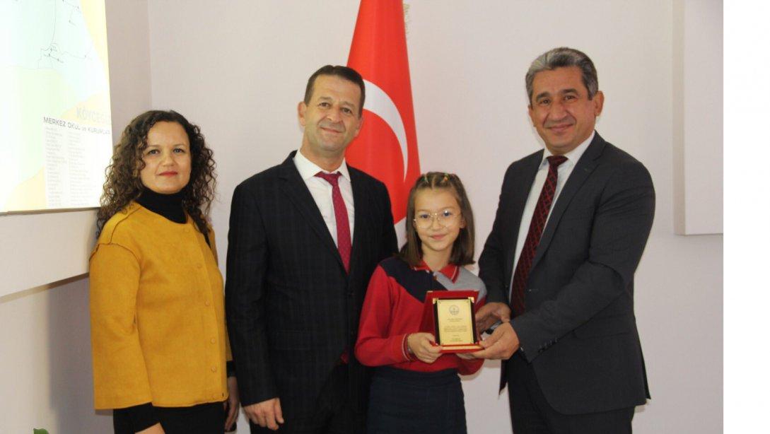 10 kasım Atatürk'ü Anma ve Atatürk Haftası etkinlikleri kapsamında düzenlenen yarışmalarda İlçe birincileri ödüllerini İlçe Milli Eğitim Müdürümüz İdris KÖMÜRCÜ' nün elinden aldı.