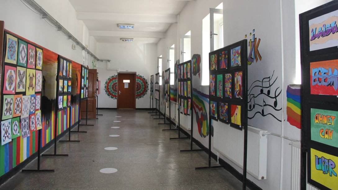 İlçemiz Cumhuriyet Ortaokulu resim sergisi açılışı gerçekleştirildi.