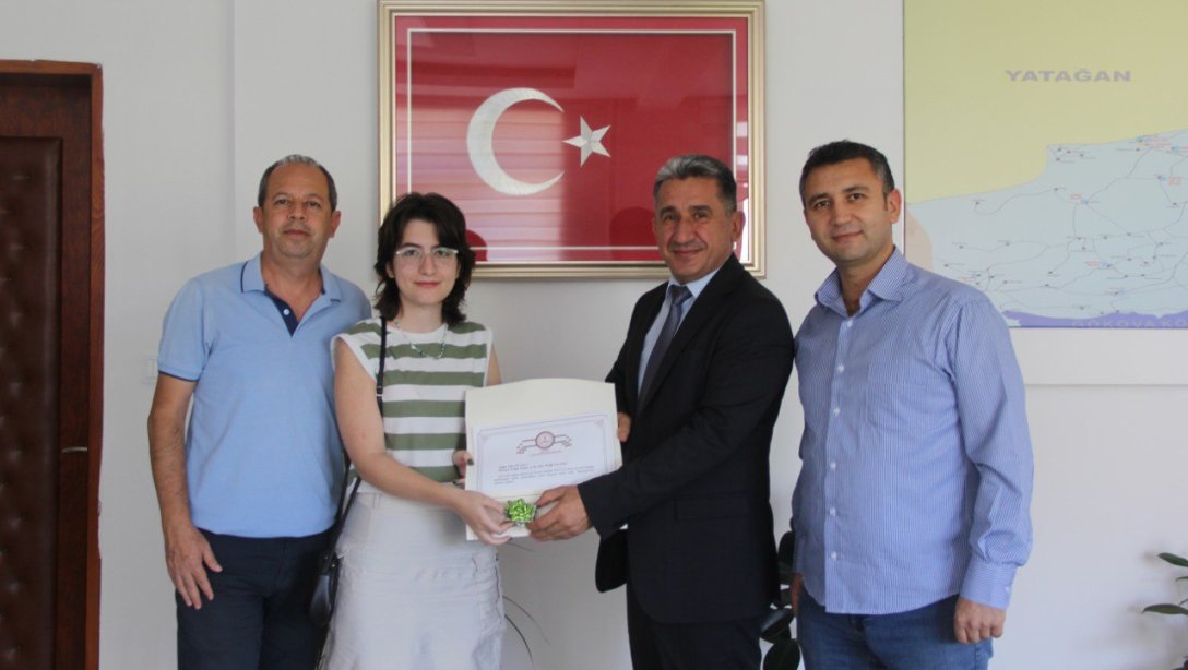 YKS Türkiye 324.'sü Şeyma Zehra Kılıçlı ailesi ve Okul Yöneticileri ile birlikte İlçe Milli Eğitim Müdürü Sn. İdris KÖMÜRCÜ'yü makamında ziyaret ettiler.